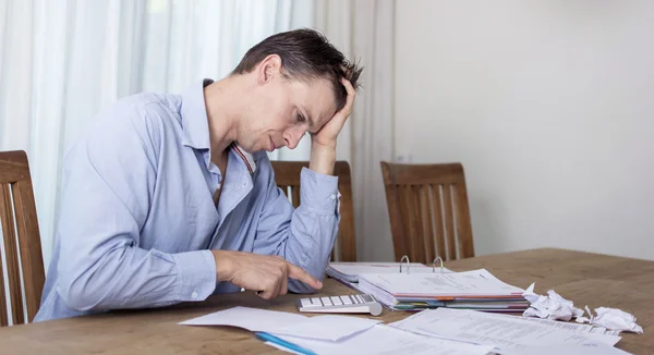 O homem não pode pagar contas, em problemas financeiros. — Fotografia de Stock