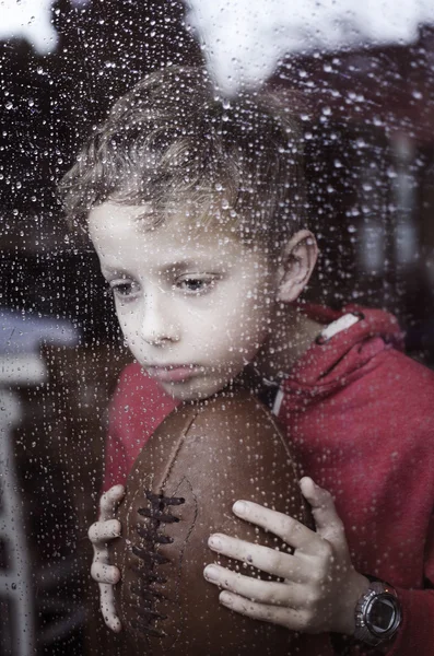 Pequeño niño aburrido — Foto de Stock