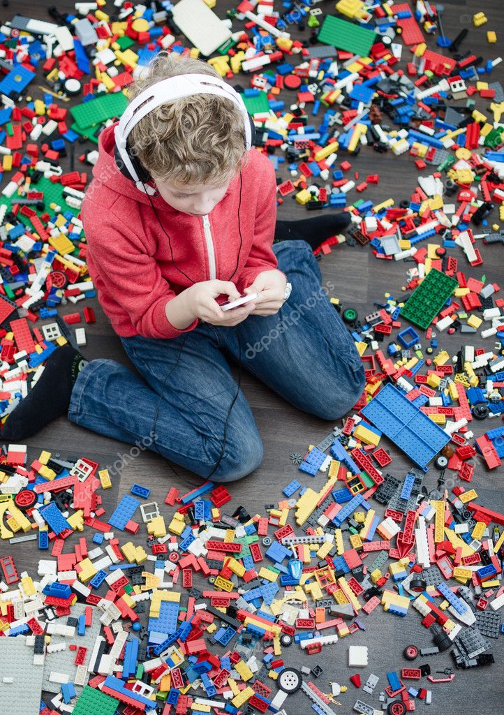 Resultado de imagen de niños aburridos rodeados de juguetes