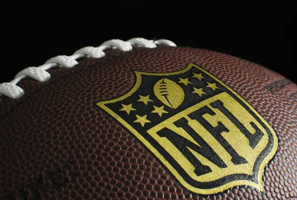 NFL logo op voetbal — Stockfoto
