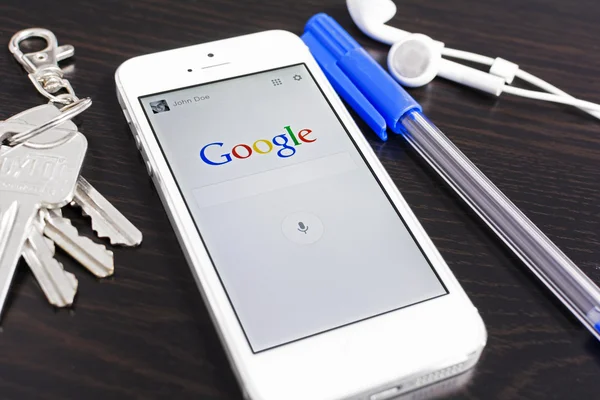 Pesquisa do Google no smartphone — Fotografia de Stock