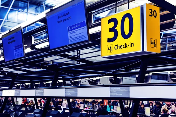 Einchecken am Flughafen — Stockfoto