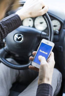arabanın içinde sosyal medya facebook kullanma