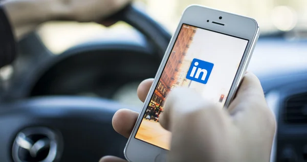 LinkedIn logo üstünde iphone — Stok fotoğraf