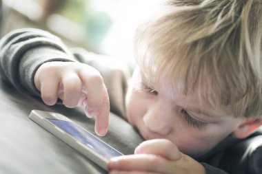 smartphone üzerinde oynama çocuk