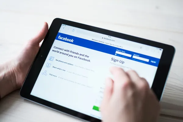 Facebook na komputerze typu tablet — Zdjęcie stockowe