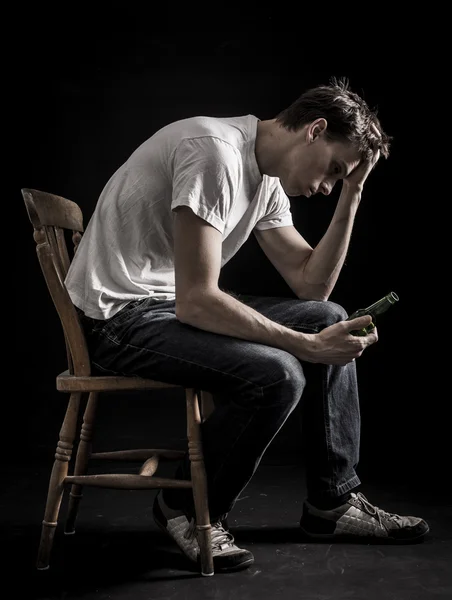 Depressziós ember-, alkohol-függőség — Stock Fotó
