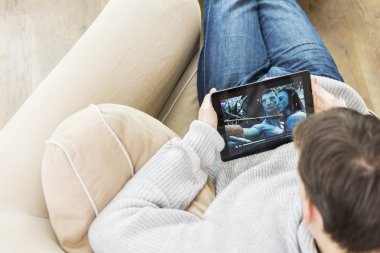 adam film tablet PC'de izlemek