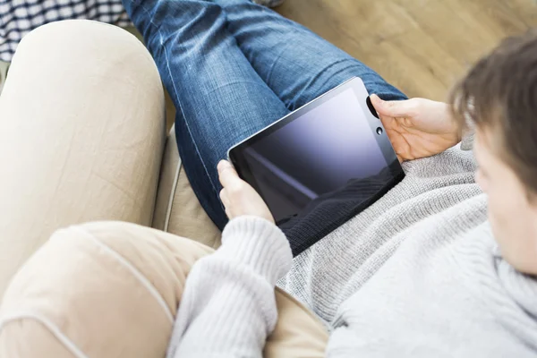 Vuxen man på TabletPC — Stockfoto