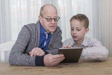 genç bir çocuk ve tablet PC Dede