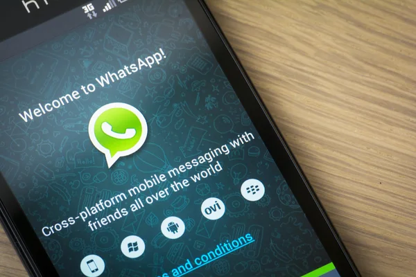 WhatsApp na telefon android — Zdjęcie stockowe