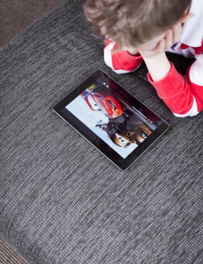 Çocuk film seyrederken ipad üzerinde