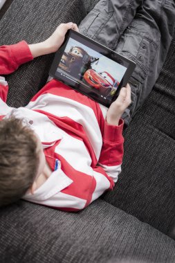 Çocuk film seyrederken ipad üzerinde