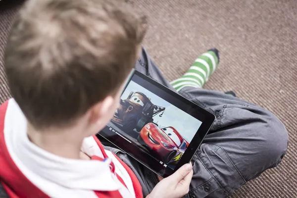 Menino assistindo filme no iPad — Fotografia de Stock