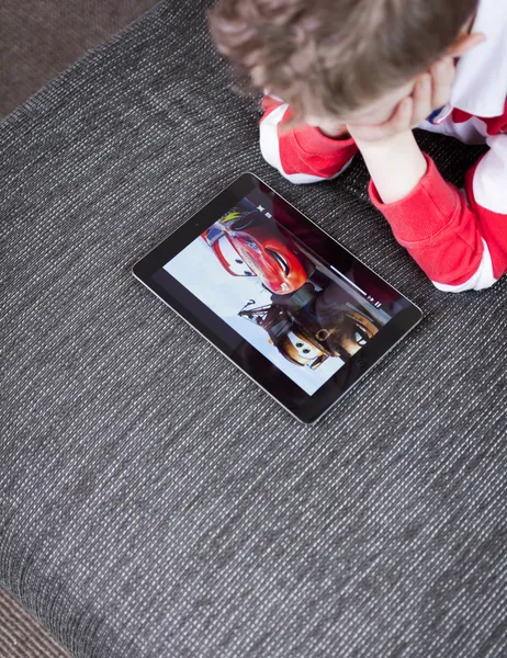 Мальчик смотрит фильм на iPad — стоковое фото