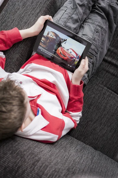 Мальчик смотрит фильм на iPad — стоковое фото
