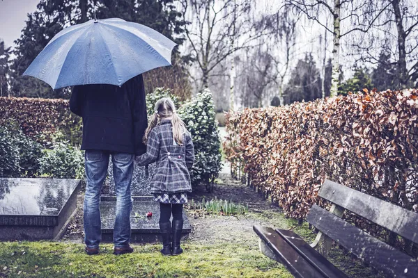 Father and daughter at grave — Stock Photo, Image