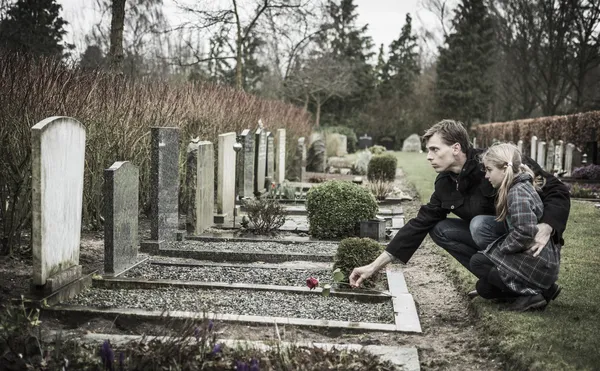 Far och dotter på kyrkogård — Stockfoto