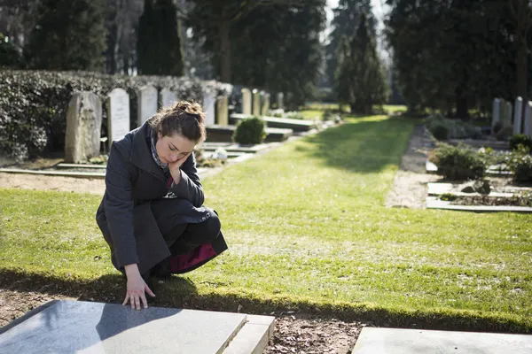 Mezarlıkta oturan kadın — Stok fotoğraf