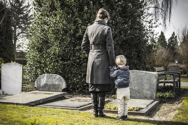 Mujer y niño en el cementerio — Foto de Stock