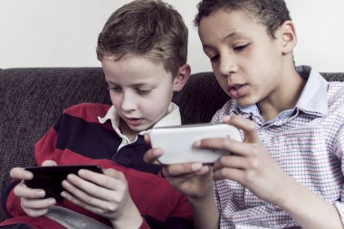 smartphone üzerinde oynayan çocuklar
