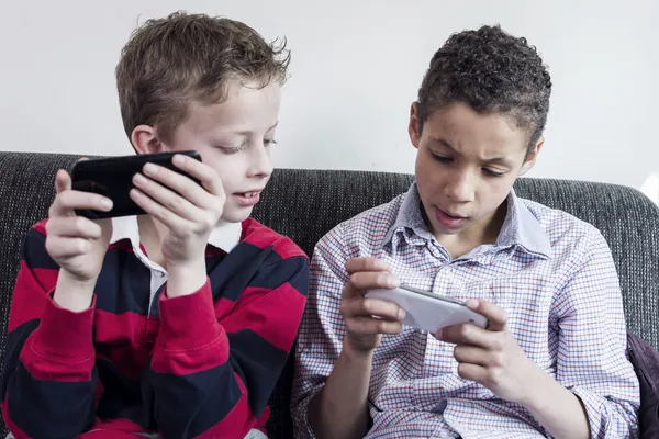 Kinderen gaming op smartphone — Stockfoto