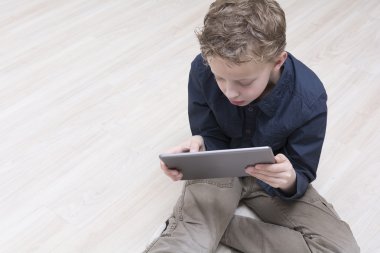 Junge am Boden mit TabletPC