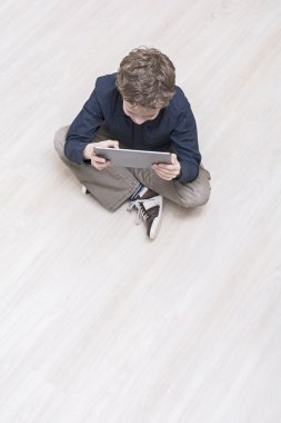 Junge am Boden mit TabletPC