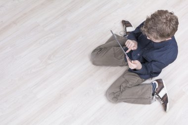 Junge am Boden mit TabletPC