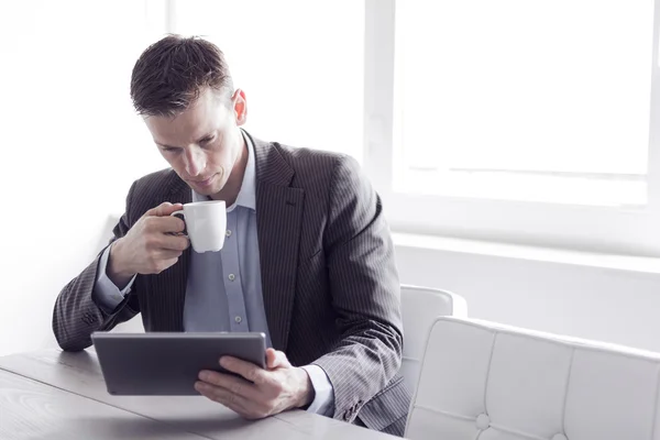 Affärsman som använder tablettdator — Stockfoto