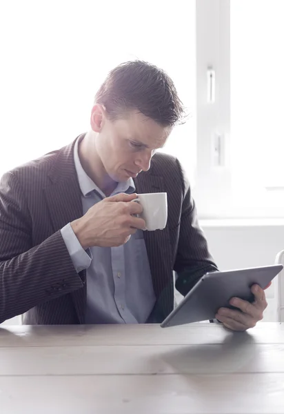 Businessman using tablet pc — Stock Photo, Image