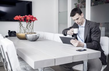 adam ofiste Tablet PC'yi kullanma
