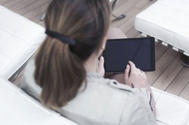 Tablet kullanan kadın