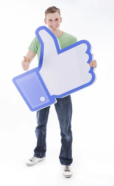 Człowiek posiadający facebook kciuk — Zdjęcie stockowe