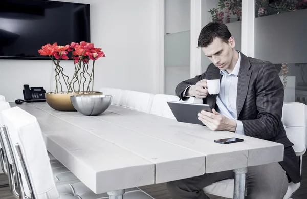 Чоловік використовує планшетний ПК в офісі — стокове фото