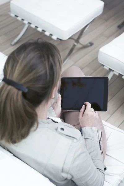 Frau benutzt Tablet-PC — Stockfoto