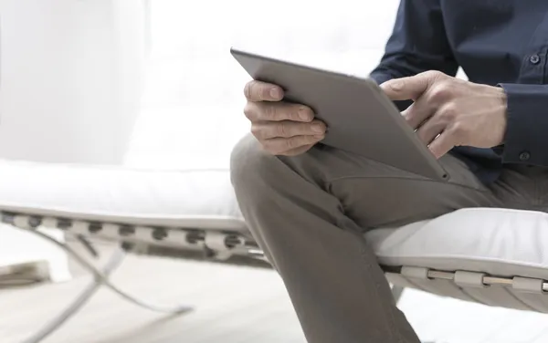 Man använder tablettdator — Stockfoto