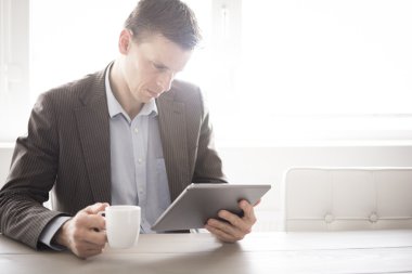 işadamı tablet bilgisayarda okuma