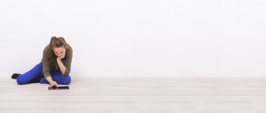 tablet PC'de kadınla boş iç