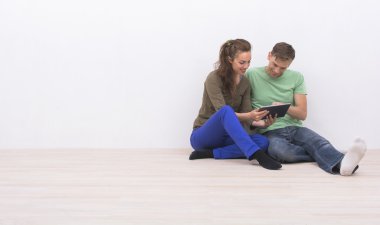 genç bir çift Tablet PC'yi kullanma