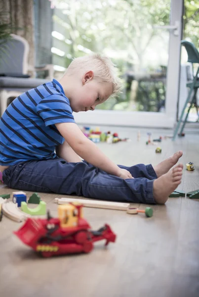 Menino brincando com brinquedos — Fotografia de Stock