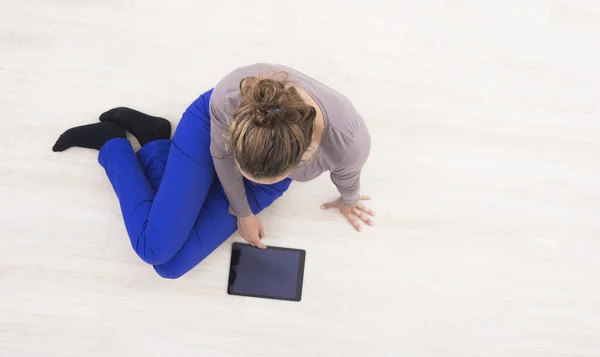 Mulher usando tablet. Vista superior . — Fotografia de Stock