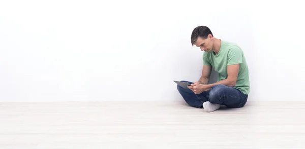 Hombre con tableta pc — Foto de Stock