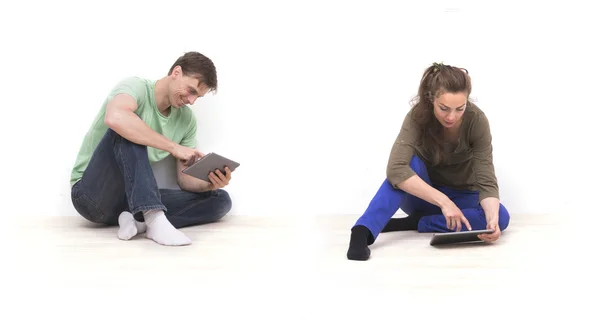 Мужчина и женщина с помощью планшета ПК — стоковое фото