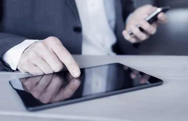 Mann benutzt Tablet-PC im Büro — Stockfoto