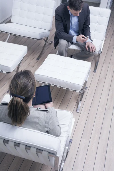 Man and woman using smartphones — Stock Photo, Image