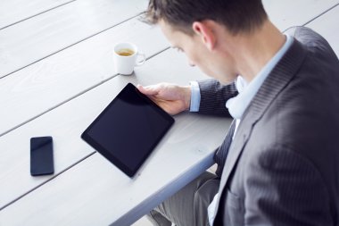 Tablet pc kullanan işadamı