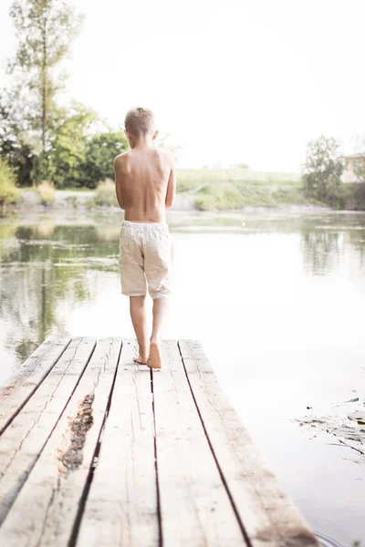 Хлопчик біля озера — стокове фото