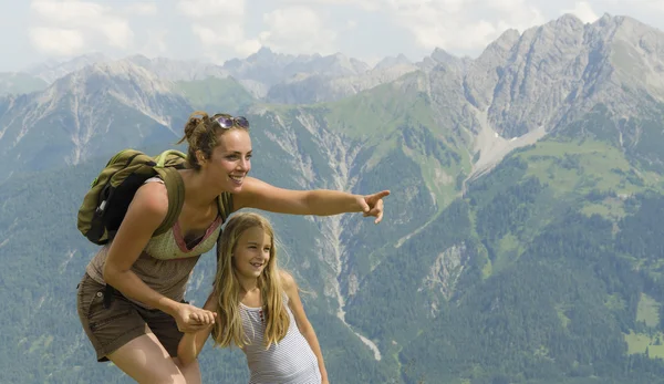 母亲和女儿在山中 — 图库照片