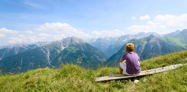 Garçon regardant les montagnes — Photo